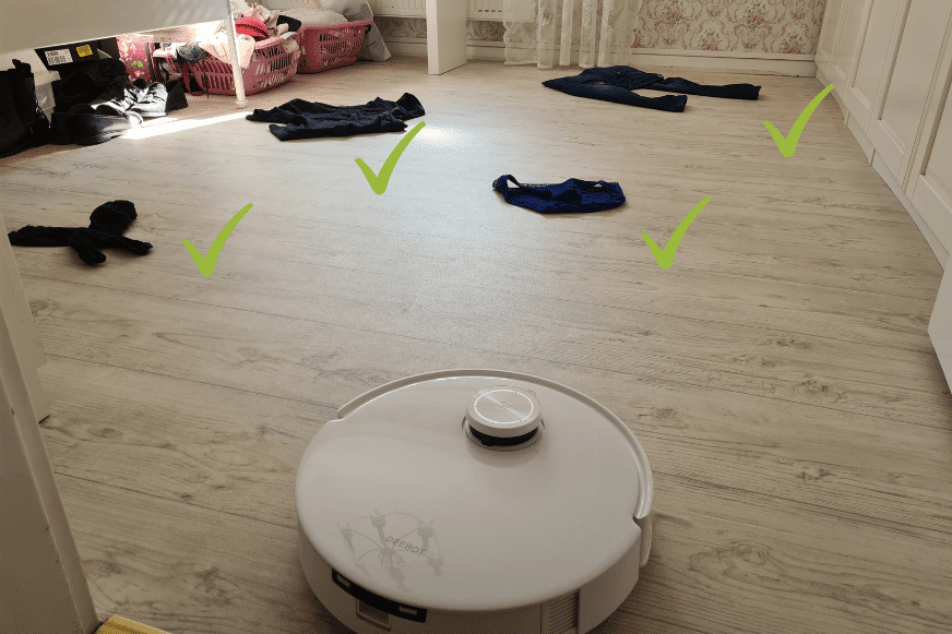 Ecovacs Deebot T10 beim Objekterkennungstest von flachen Objekten.